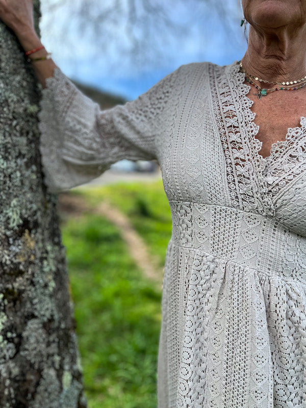 Robe longue écru en dentelle bohème