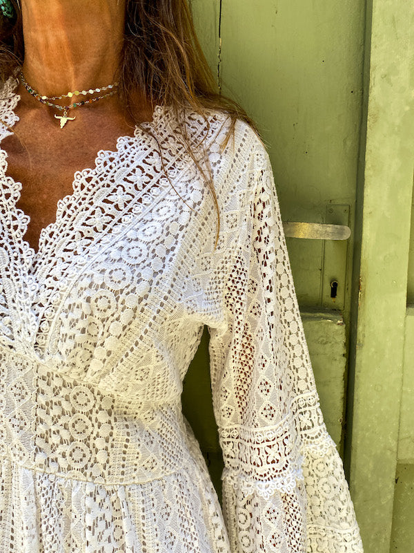 Robe longue blanche bohème en dentelle