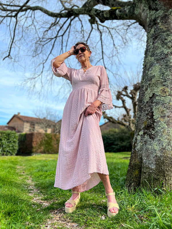 Robe longue rose bohème en dentelle