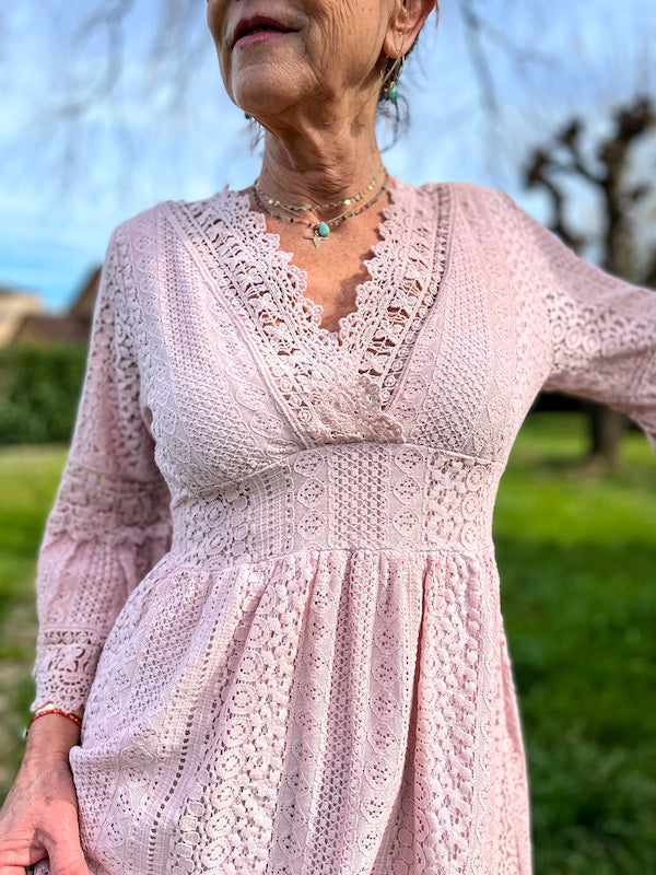 Robe longue rose bohème en dentelle
