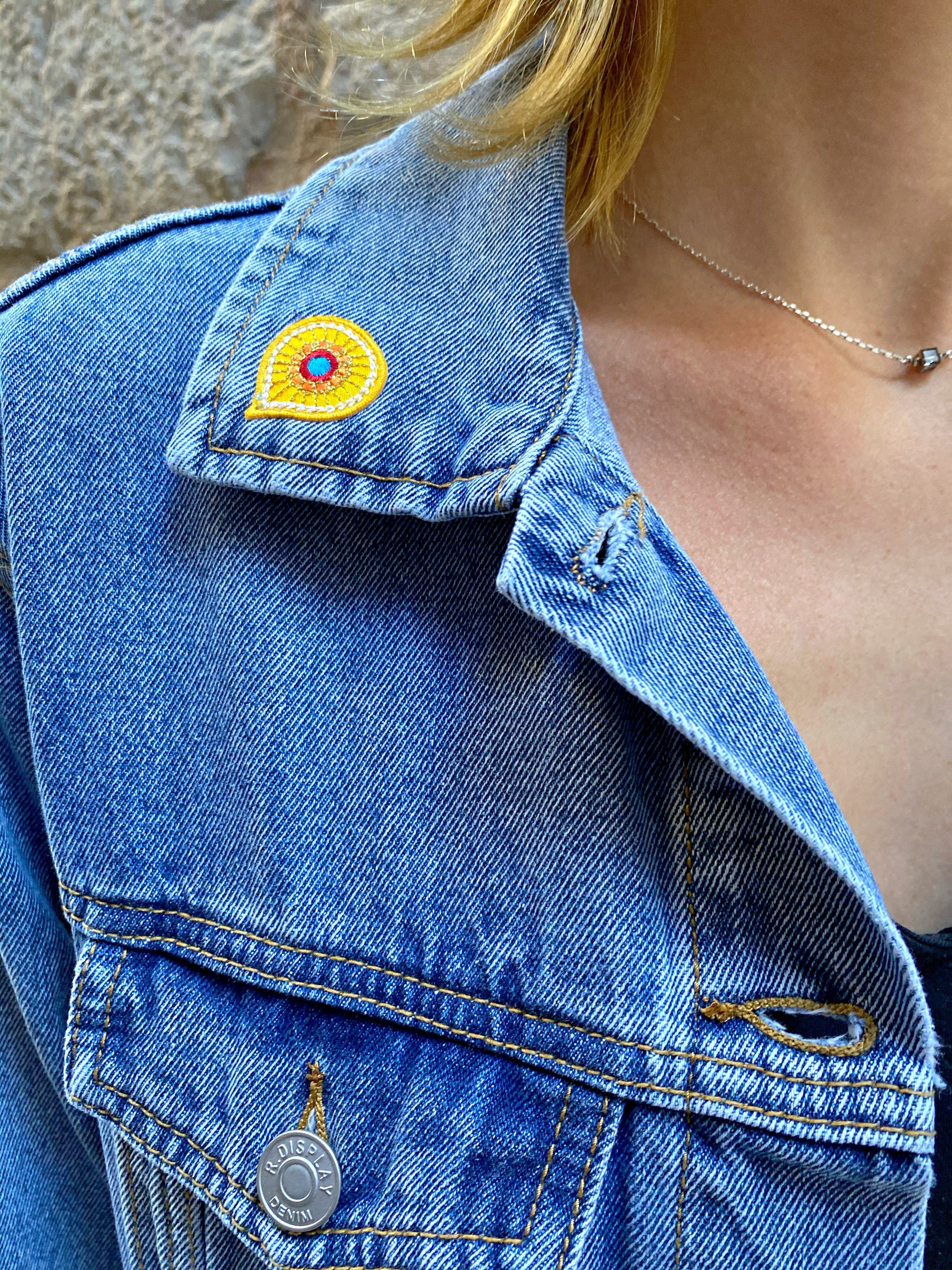 Veste en jean customisée d'ailes d'ange argentées