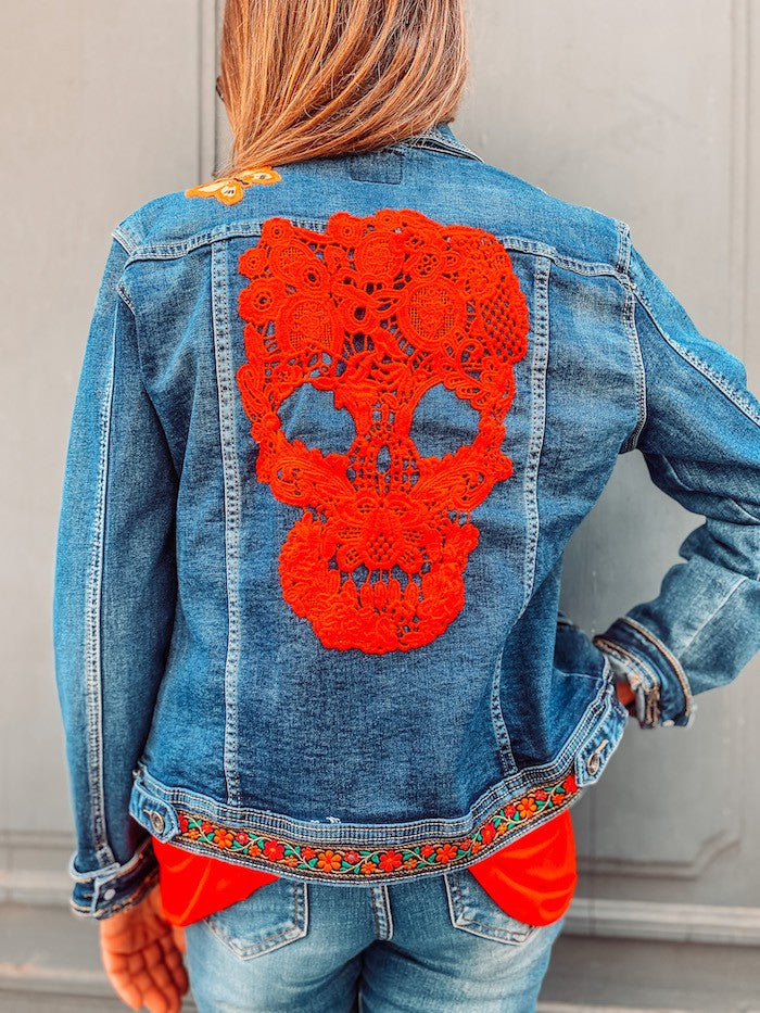 Veste en jean tête de mort en dentelle rouge El Dia Rojo -