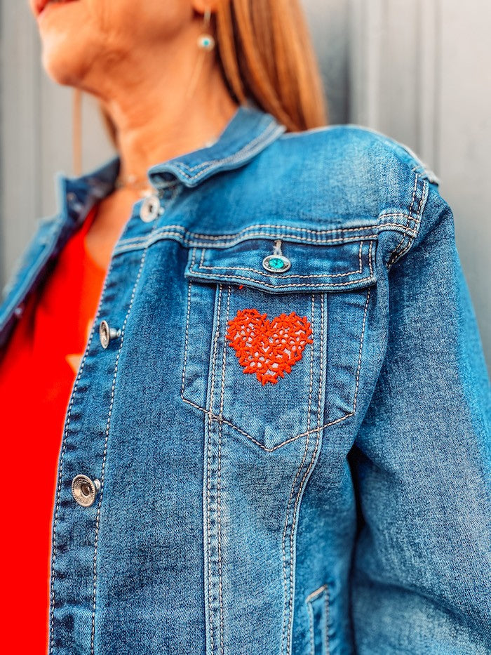 Veste en jean tête de mort en dentelle rouge El Dia Rojo -